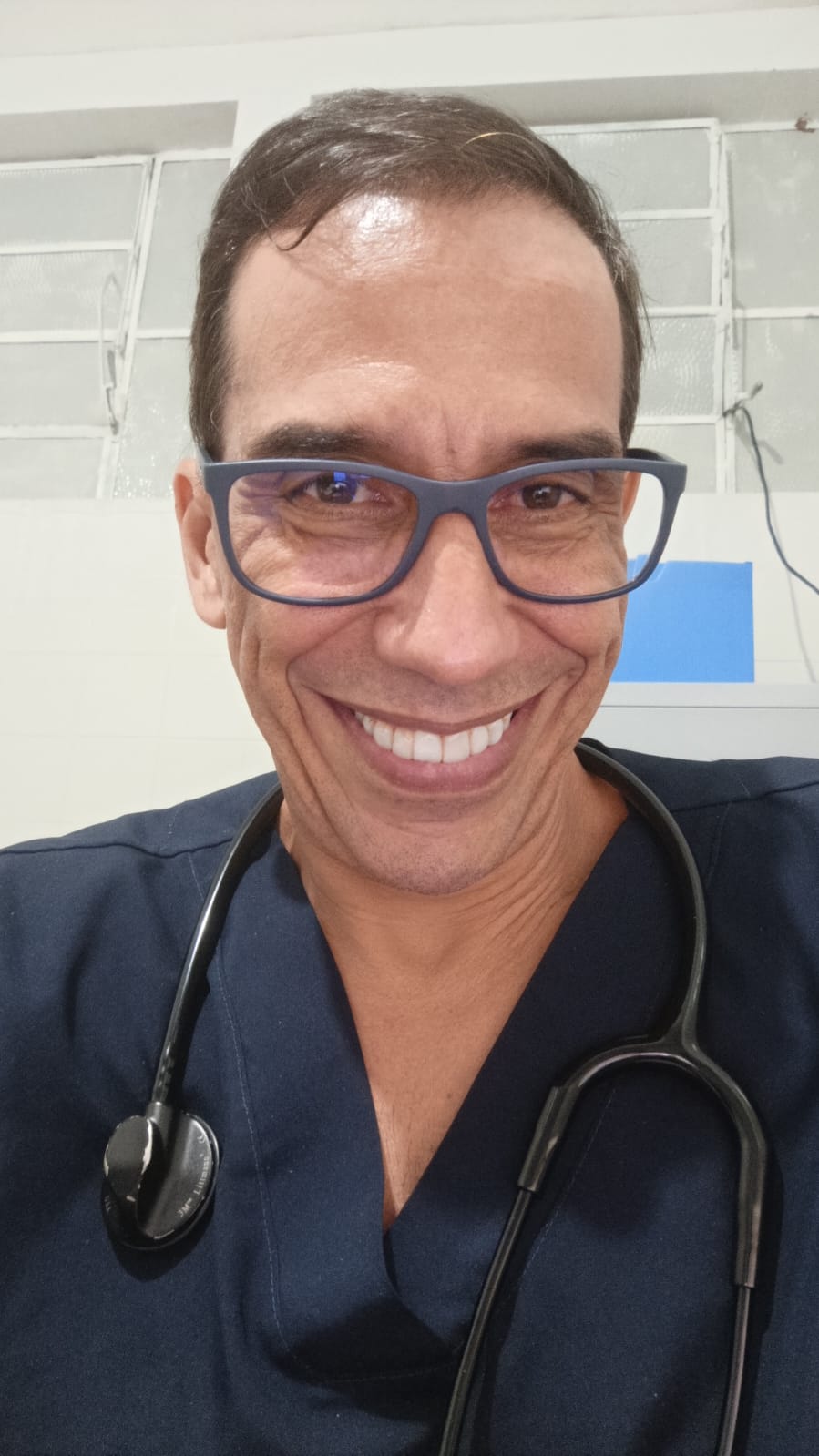 Dr. Alexandre Corrêa em atendimento clínico